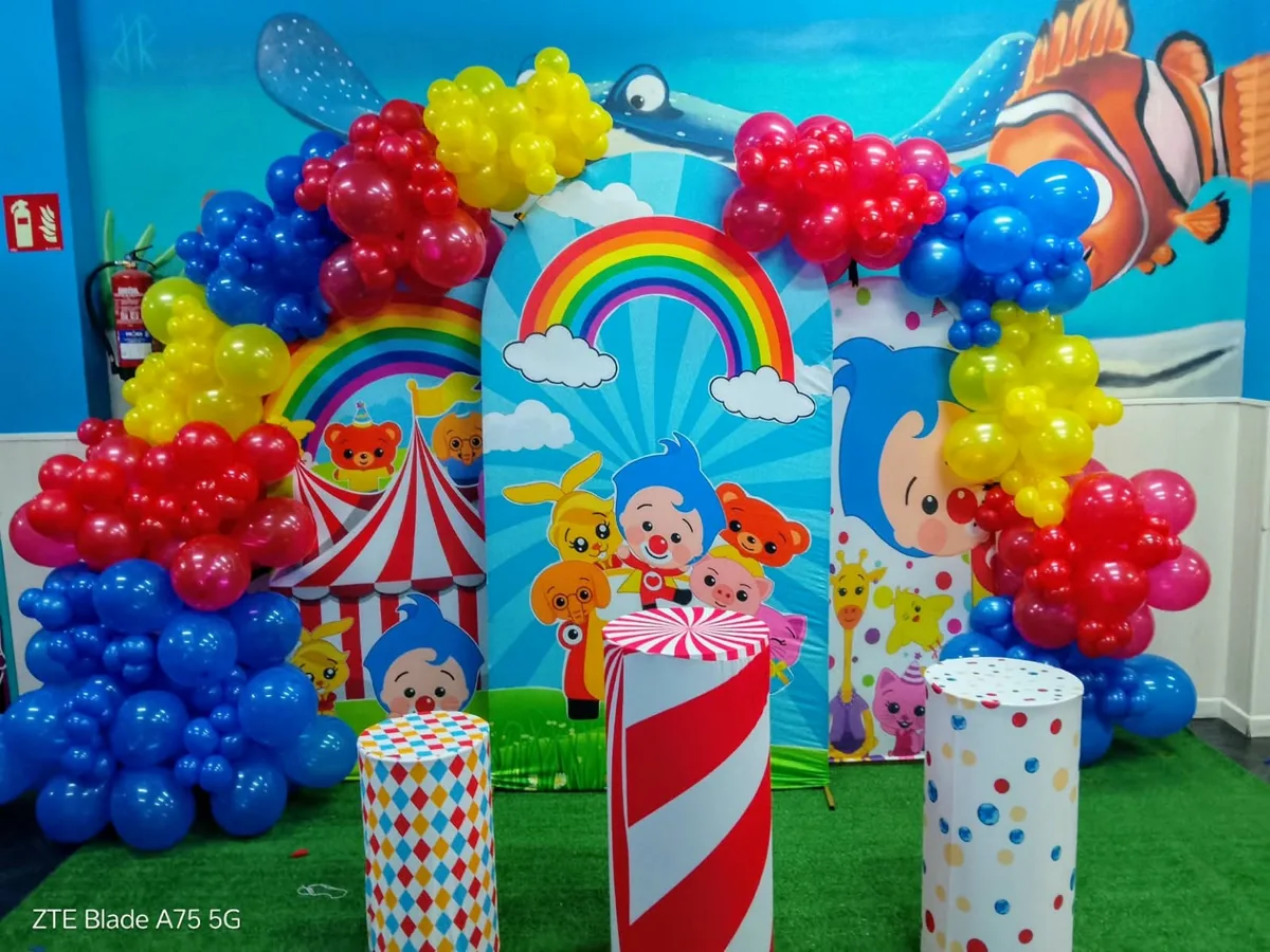 Decoración Premium de Payaso Plim Plim con tres paneles, cilindros y globos en Oceanic Park